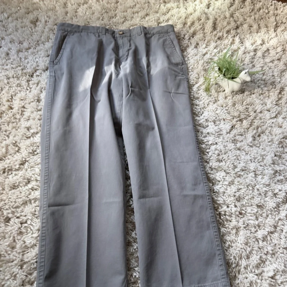 Stylish Tommy Hilfiger Men's Gray straight leg, comfortable business casual Chin